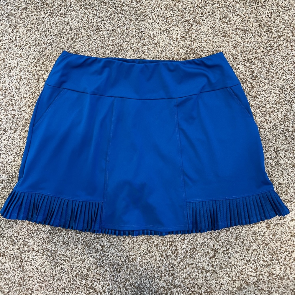 Tail women’s M blue athletic skort with bottom pleats and pockets.